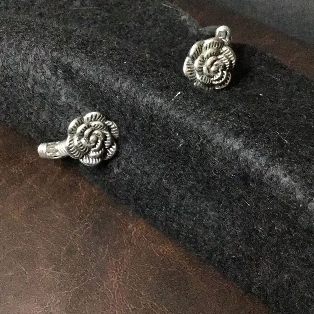 ￼ Vintage budding, flower bracelet, not Marked-but tested for sterling
